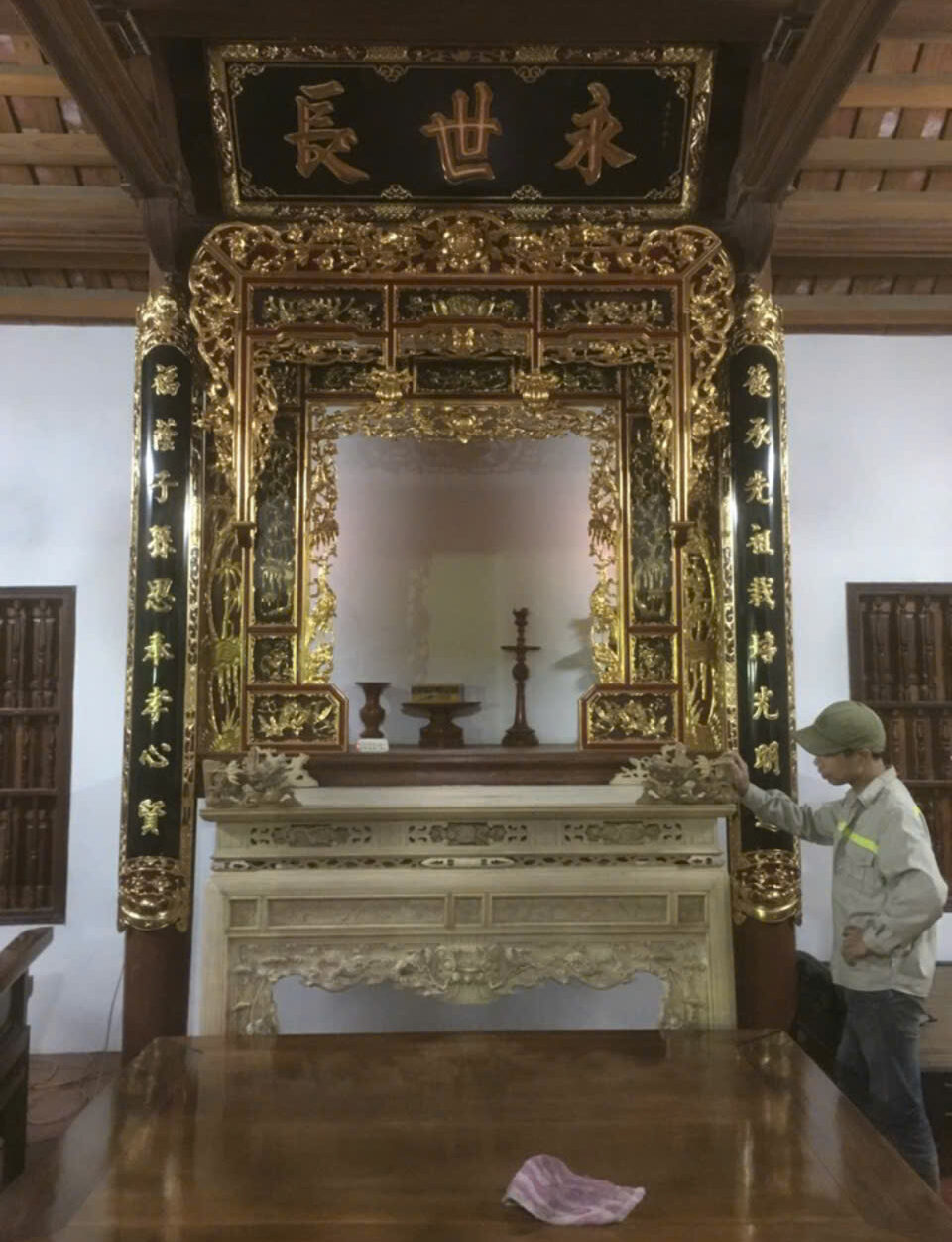 Thiều ch&acirc;u k&eacute;p thờ