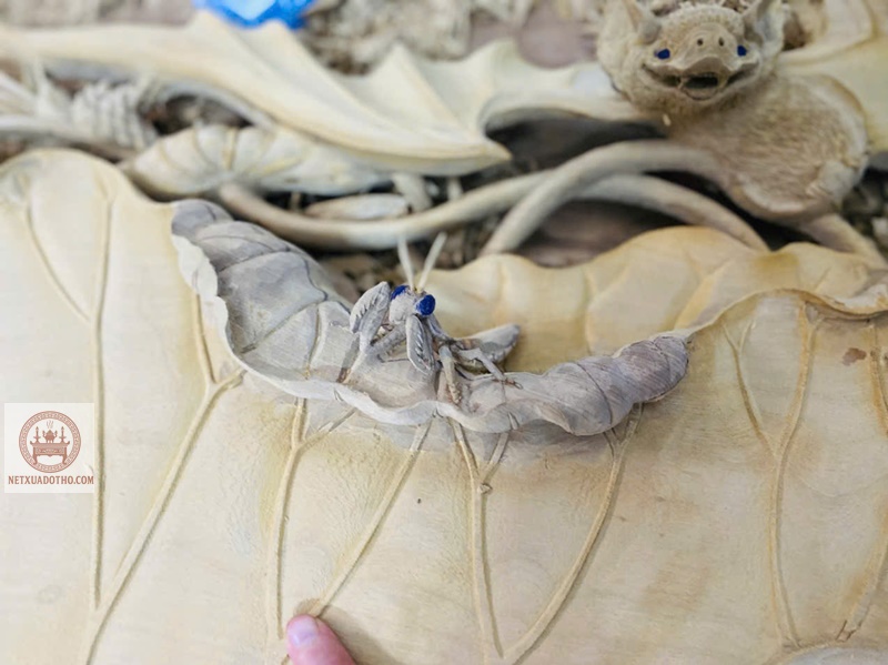 Lá sen đục chữ tâm Lá sen đục chữ tâm