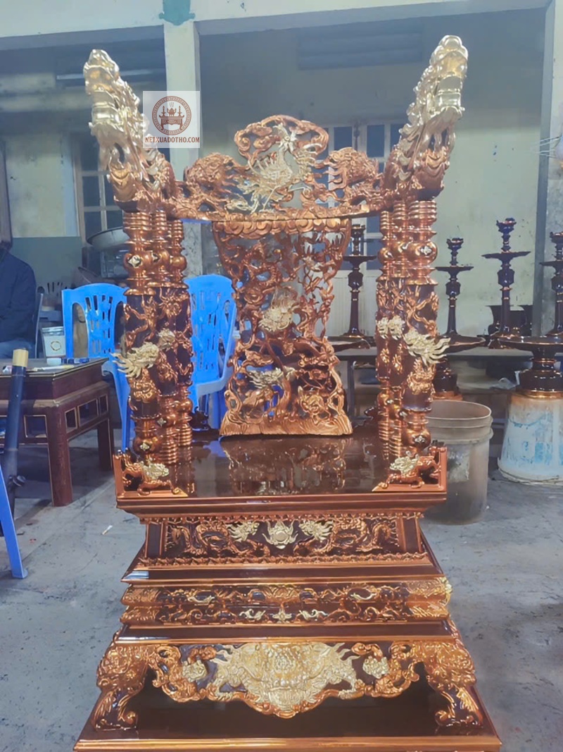 Ngai cột được ho&agrave;n thiện thếp v&agrave;ng điểm 9999