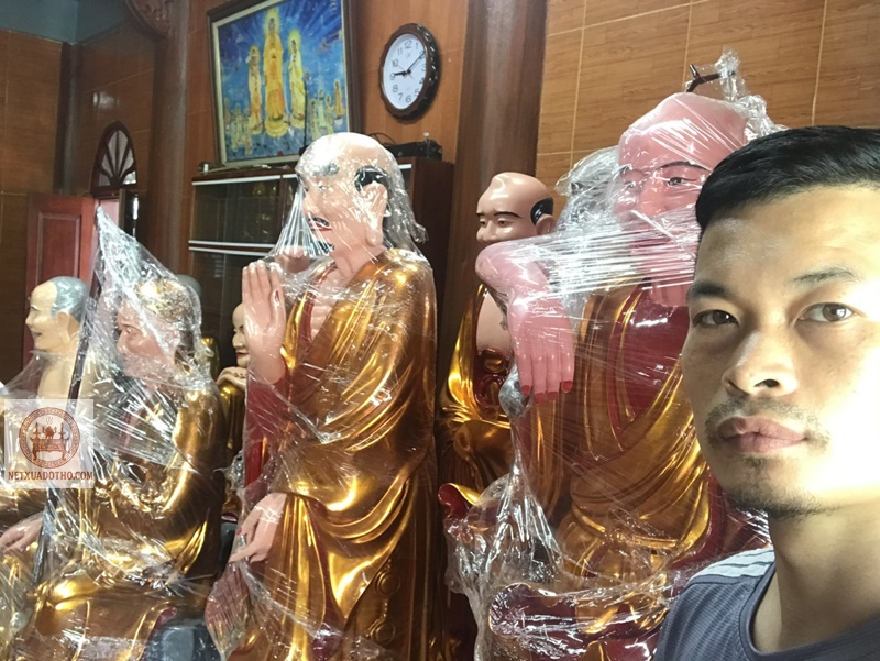 Tượng gỗ thập b&aacute;t la h&aacute;n