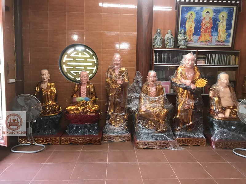 Tượng gỗ thập b&aacute;t la h&aacute;n